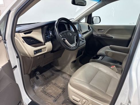 Used 2017 Toyota Sienna XLE Premium FWD image 27