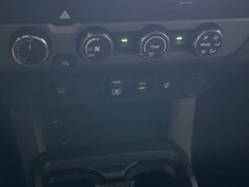 Certified 2019 Toyota Tacoma TRD Off-Road AWD/4WD image 19