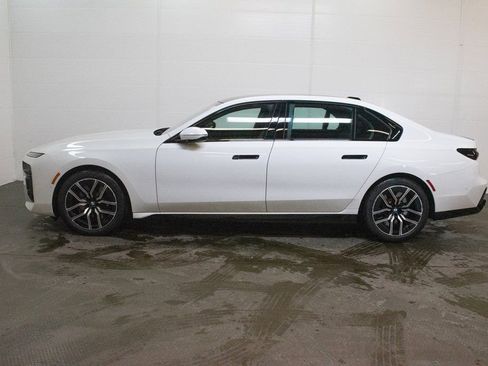 Certified 2025 BMW 760i xDrive image 7