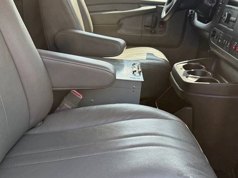 Used 2015 Chevrolet Express 2500 RWD image 40
