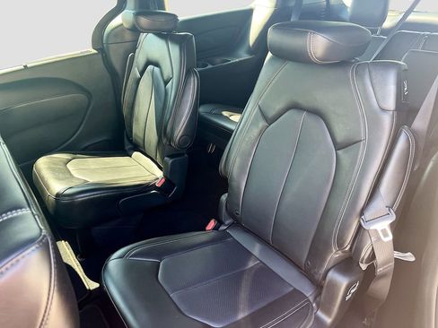 Used 2025 Chrysler Pacifica Select image 23