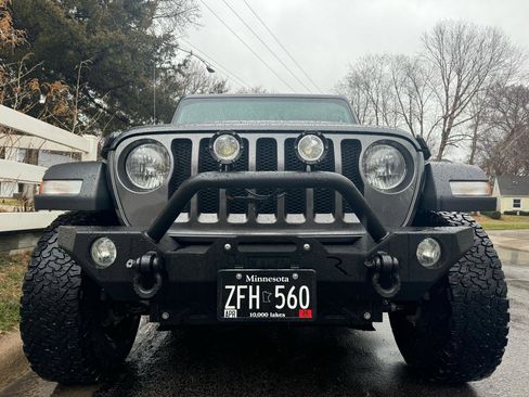 Used 2019 Jeep Wrangler Sport image 12