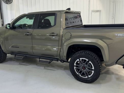Used 2025 Toyota Tacoma TRD Sport AWD/4WD image 7