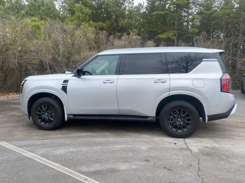 Used 2025 Nissan Armada SV image 6