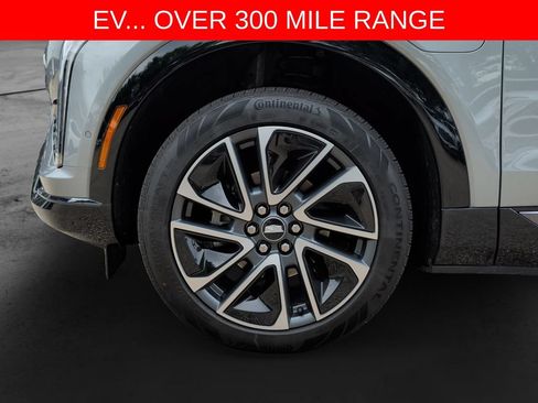Used 2025 Cadillac Optiq Sport 2 w/ LPO, Floor Liner Package AWD/4WD image 9