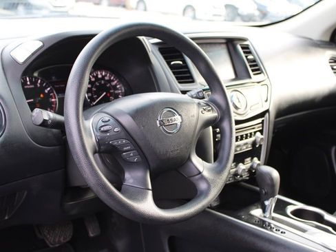 Used 2018 Nissan Pathfinder SV image 16