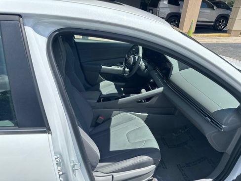 Certified 2025 Hyundai Elantra SEL FWD image 17