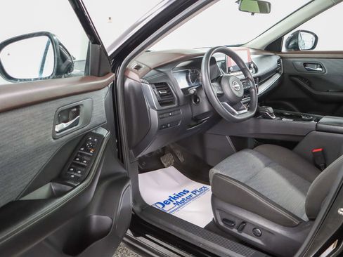 Used 2023 Nissan Rogue SV image 3