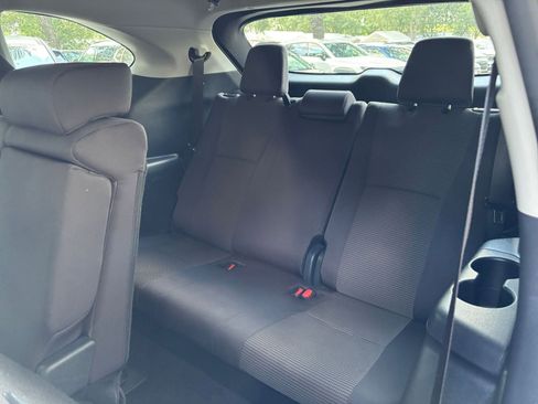 Used 2025 Toyota Highlander LE FWD image 30