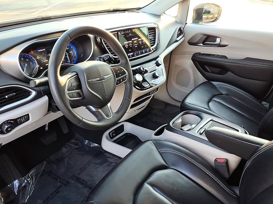 Used 2023 Chrysler Pacifica Touring-L FWD image 14