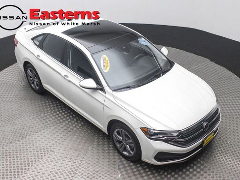 Used 2023 Volkswagen Jetta SE w/ Panoramic Sunroof Package image 3