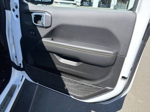 Used 2024 Jeep Wrangler Unlimited Sahara w/ Technology Group AWD/4WD image 15
