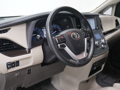 Used 2019 Toyota Sienna XLE w/ XLE Navigation Package FWD image 10