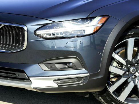 Used 2023 Volvo V90 B6 Cross Country Ultimate image 3