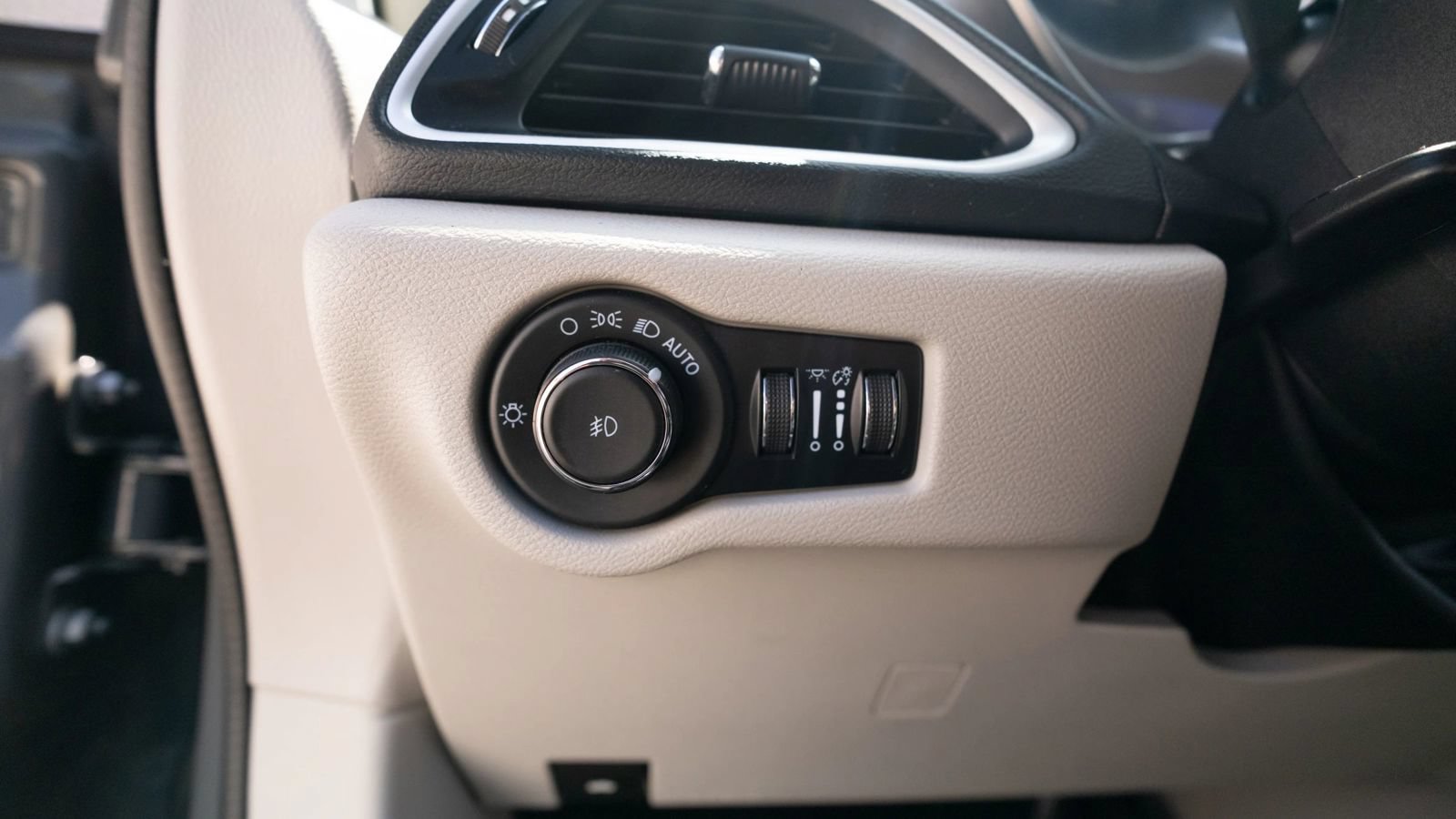 Used 2023 Chrysler Pacifica Touring-L FWD image 43