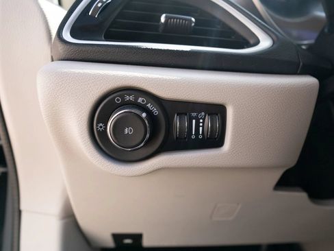 Used 2023 Chrysler Pacifica Touring-L FWD image 43