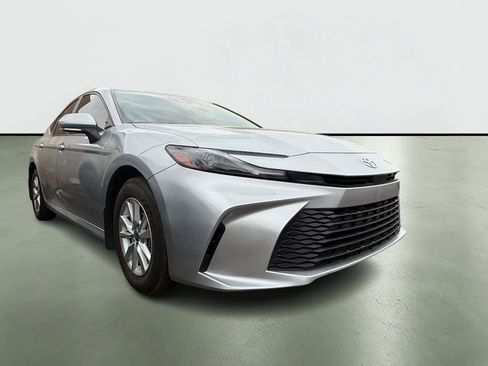 Used 2025 Toyota Camry LE image 5