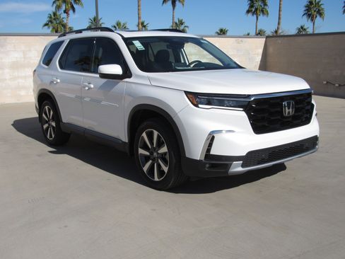 New 2025 Honda Pilot Touring image 1