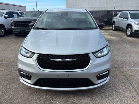 Used 2024 Chrysler Pacifica Touring-L FWD image 2