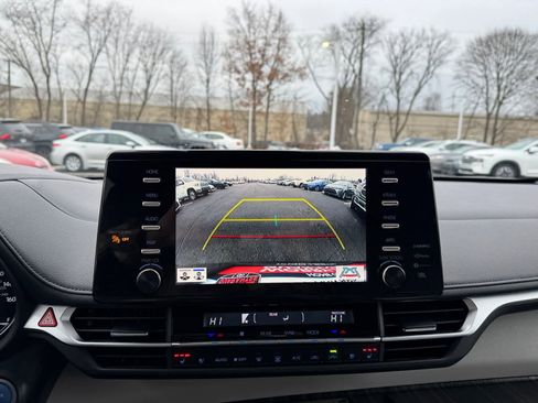 Used 2023 Toyota Sienna Limited image 25