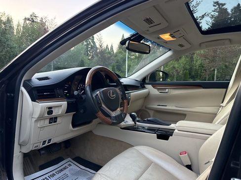 Used 2013 Lexus ES 300h w/ Luxury Pkg FWD image 14