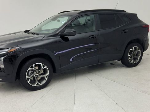 Used 2025 Chevrolet Trax LT FWD image 4