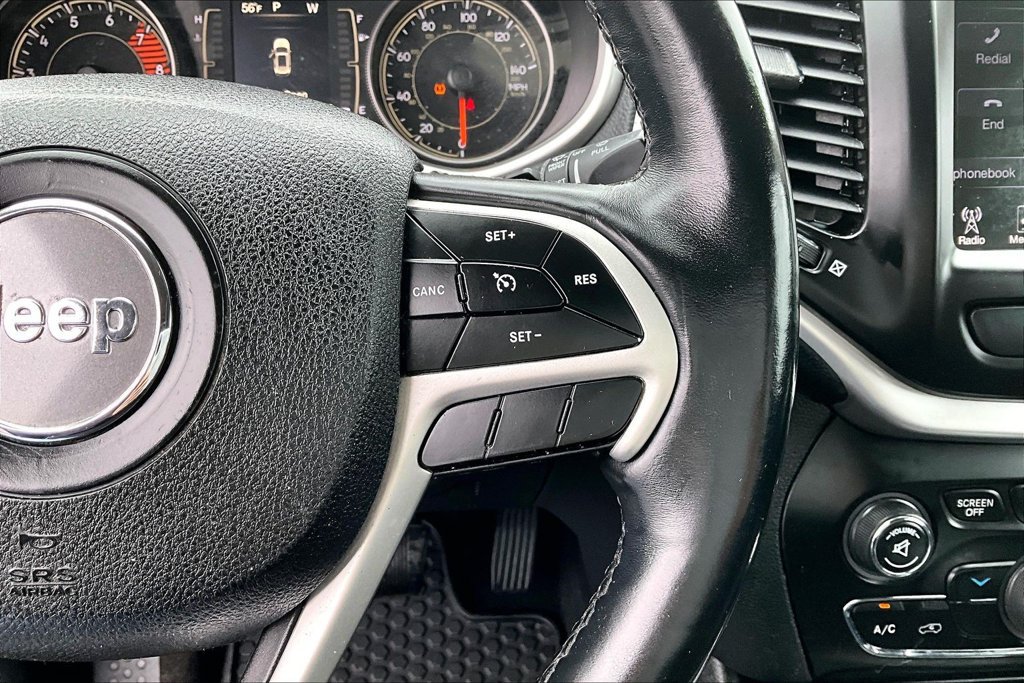 Used 2018 Jeep Cherokee Latitude Plus w/ Cold Weather Group AWD/4WD image 18