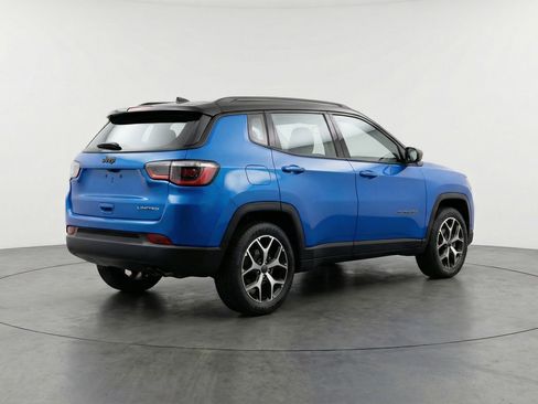 Used 2025 Jeep Compass Limited image 9