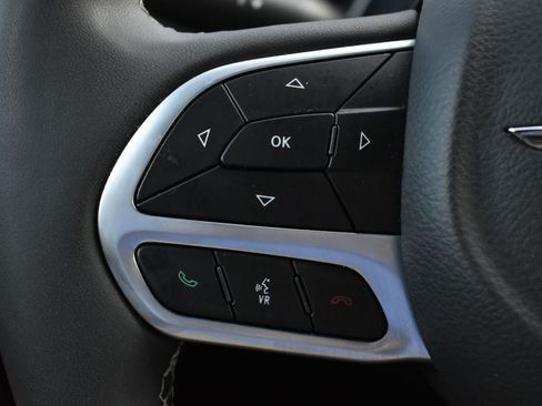Used 2025 Chrysler Pacifica Select FWD image 22