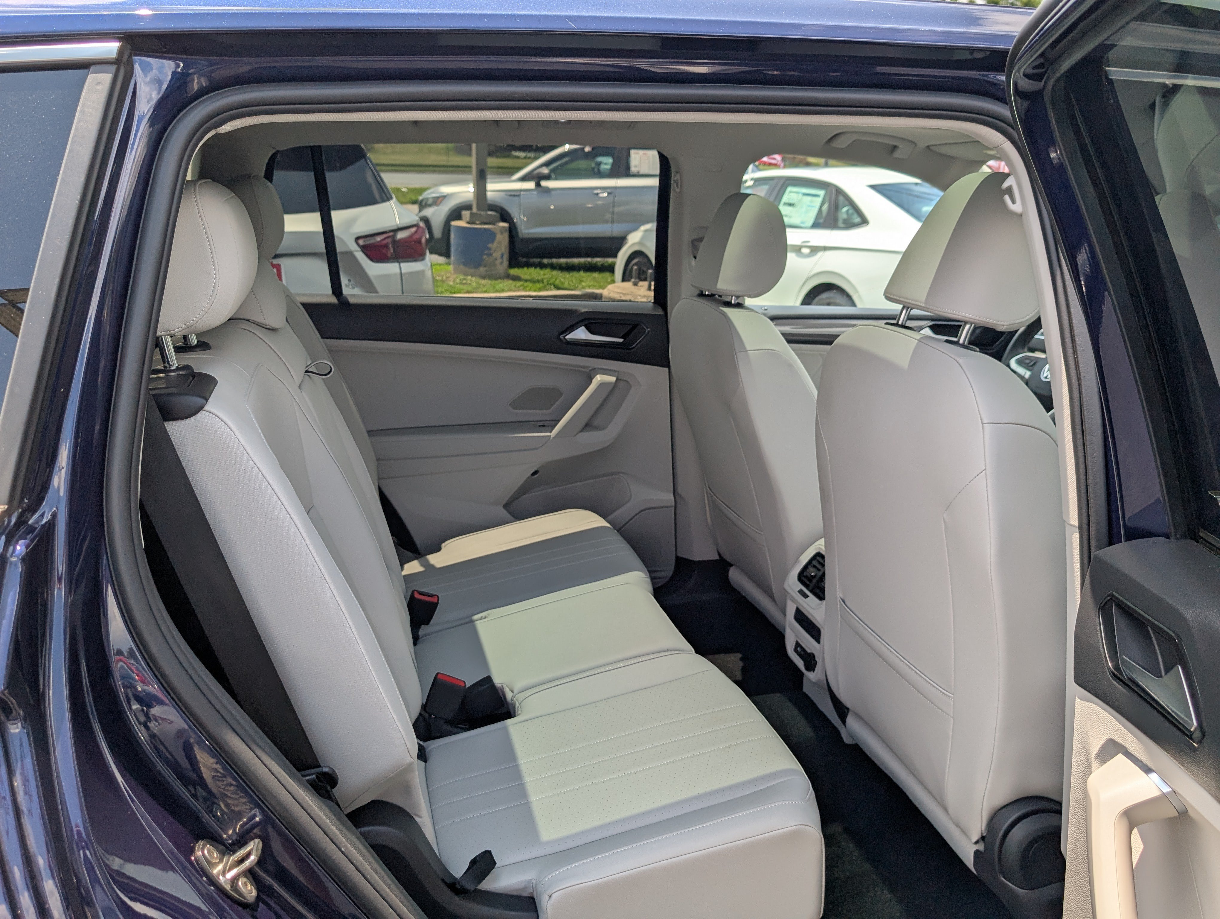 Used 2023 Volkswagen Tiguan SE w/ Panoramic Sunroof Package FWD image 12