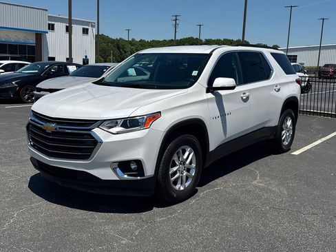 Used 2020 Chevrolet Traverse LT FWD image 2
