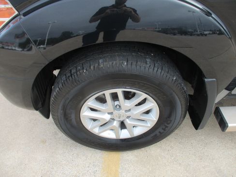 Used 2021 Nissan Frontier SV AWD/4WD image 3