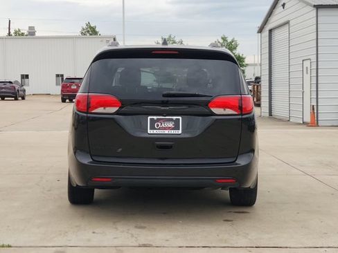 Used 2020 Chrysler Pacifica Touring-L w/ S Appearance Package FWD image 6