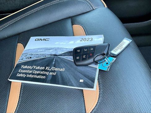 Used 2023 GMC Yukon XL AT4 w/ Technology Package AWD/4WD image 12