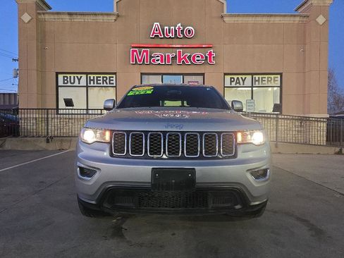 Used 2017 Jeep Grand Cherokee Laredo w/ Quick Order Package 2BE image 2