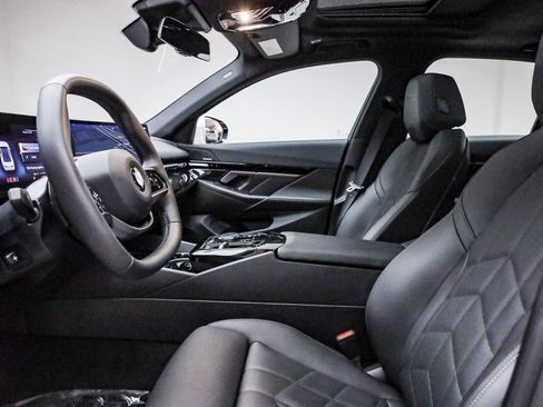 Certified 2025 BMW 530i w/ Premium Package image 19