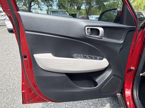 Used 2024 Hyundai Venue SEL FWD image 18