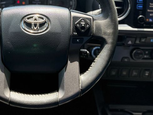 Used 2017 Toyota Tacoma TRD Sport w/ Premium & Technology Package RWD image 27