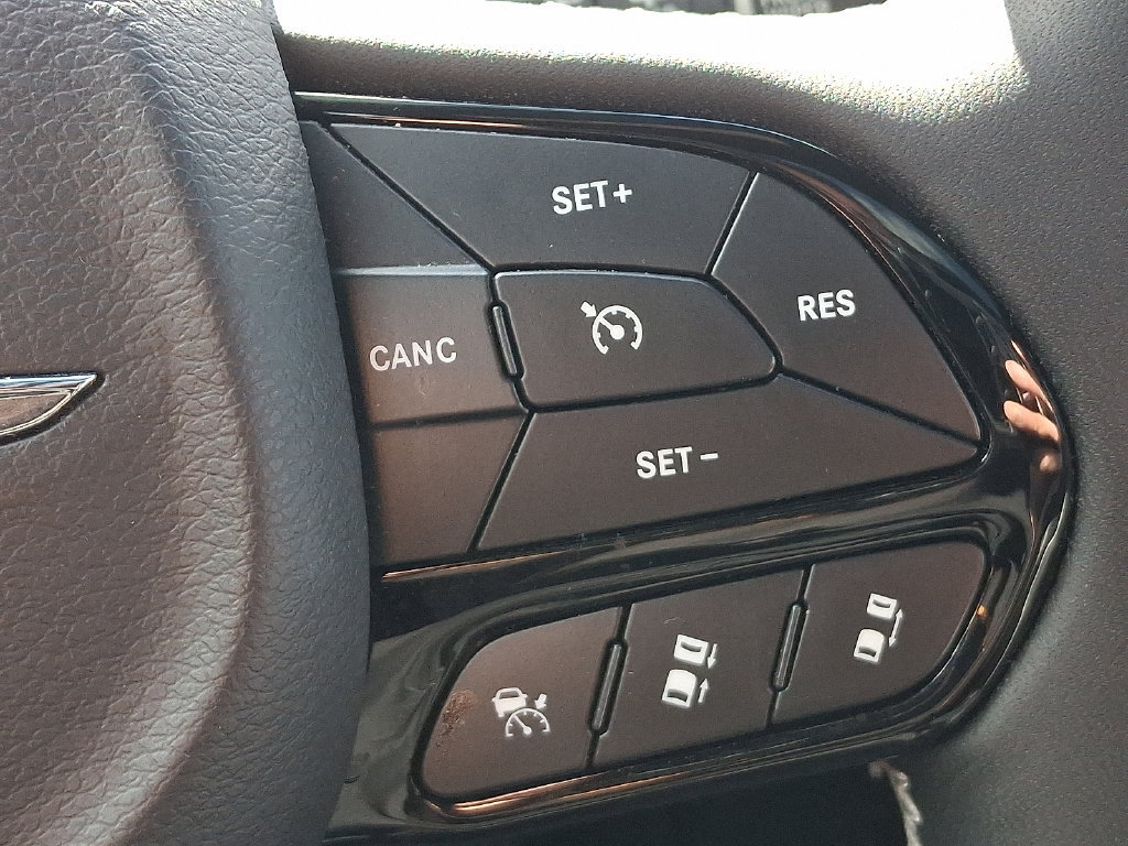Used 2023 Chrysler Pacifica Limited w/ S Appearance Package FWD image 25