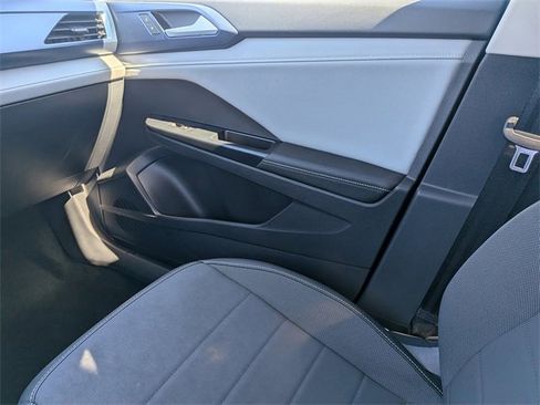Certified 2024 Volkswagen Taos SE image 17