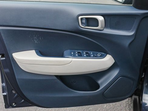 Used 2020 Hyundai Venue image 21