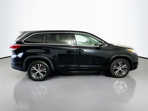 Used 2017 Toyota Highlander LE FWD image 8