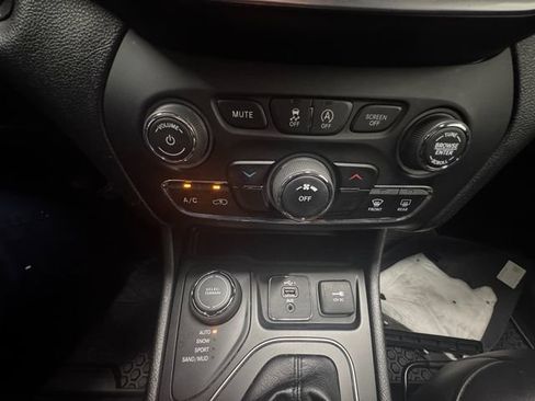 Used 2019 Jeep Cherokee Latitude Plus w/ Cold Weather Group AWD/4WD image 3