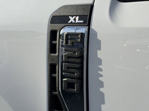 Used 2026 Ford F250 XL w/ XL Chrome Package image 9