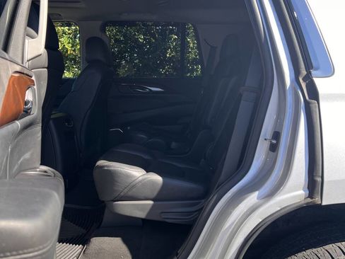 Used 2019 Cadillac Escalade Luxury image 15