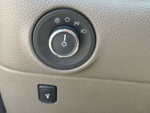 Used 2016 Lincoln Navigator Select RWD image 32