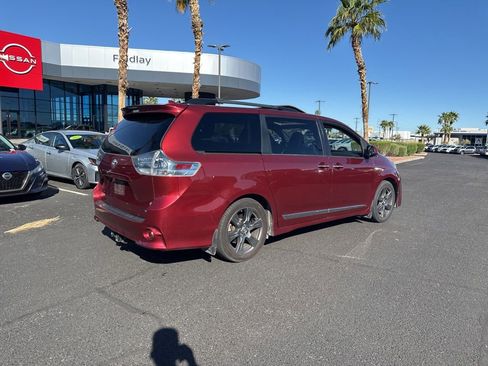 Used 2018 Toyota Sienna SE Premium w/ Carpet Mat Package FWD image 6