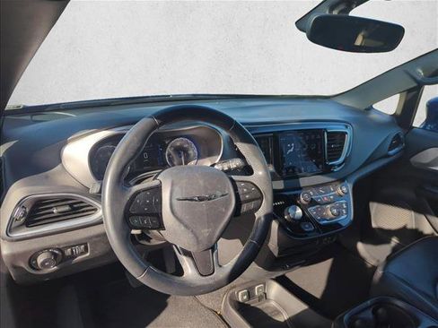 Used 2018 Chrysler Pacifica Touring-L FWD image 10