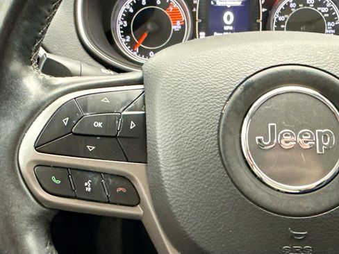 Used 2019 Jeep Cherokee Latitude Plus w/ Comfort/Convenience Group AWD/4WD image 11