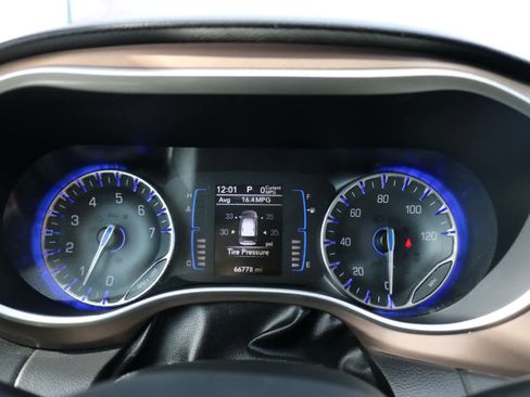 Used 2017 Chrysler Pacifica Touring-L image 11